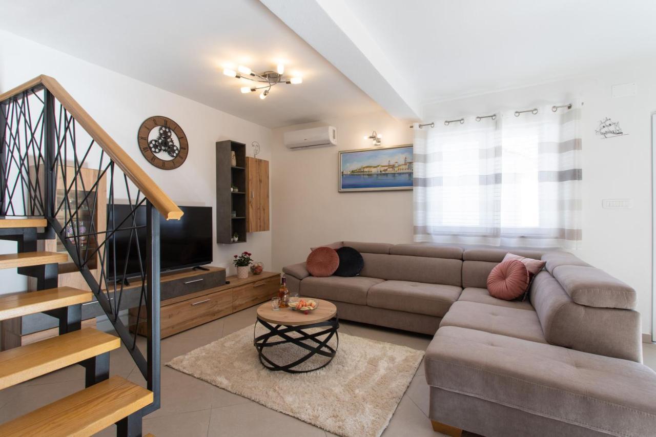 Holiday House Daisy Prapatnica Екстериор снимка